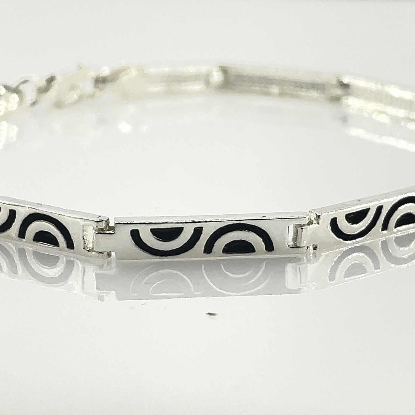 Men's Silver Striking Link sleek bracelet oval motif 92.5 Pure Silver